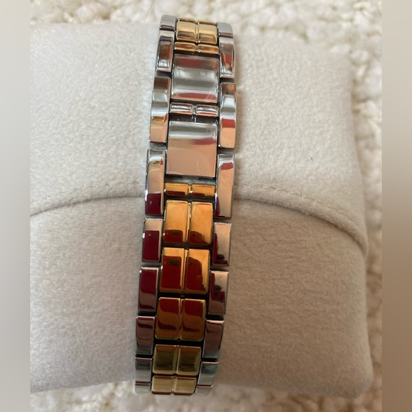 NWOT 2-TONE ROUND LADIES WATCH WITH CRYSTALS - Picture 7 of 7